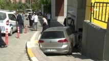 Başakşehir'de otomobil site girişine uçtu