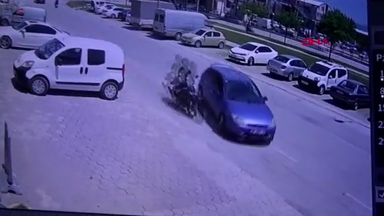 Otomobile çarpan motosikletin sürücüsü yaralandı; kaza anı kamerada