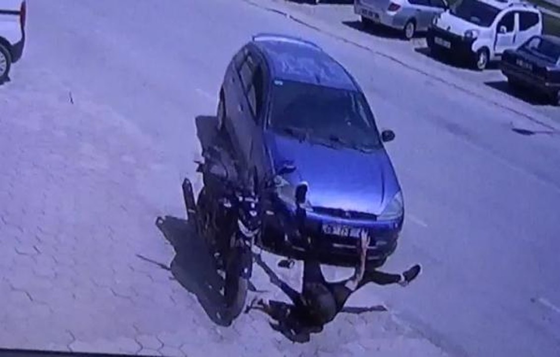 Son dakika! OTOMOBİLE ÇARPAN MOTOSİKLETİN SÜRÜCÜSÜ YARALANDI; KAZA ANI KAMERADA