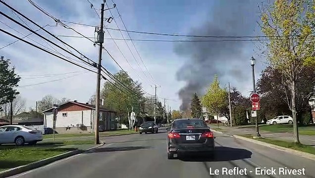 Voiture en flammes à Sainte-Catherine (Vidéo: Le Reflet - Erick Rivest)
