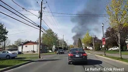 Voiture en flammes à Sainte-Catherine (Vidéo: Le Reflet - Erick Rivest)