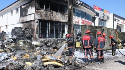 İnşaat malzemelerinin olduğu depo alev alev yandı