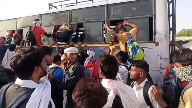 कांस्टेबल भर्ती : बसों में उमड़ी भारी भीड़, खिड़कियों से चढ़े परीक्षार्थी