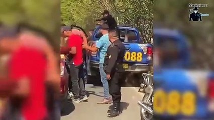 Policía cae de una auto patrulla en Zacapa cuando atestaban a una persona