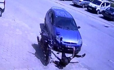 Otomobil ile çarpışan motosikletin sürücüsü böyle havalandı