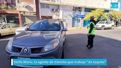 Stella Maris, la agente de tránsito que trabaja de taquito