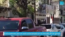 Furia extrema por un auto estacionado en la entrada de un garaje