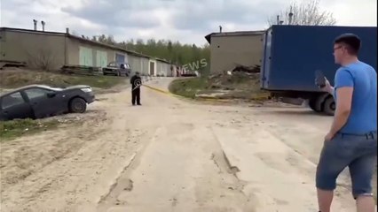 T'inquiètes, on va sortir ta voiture du fossé... On gère