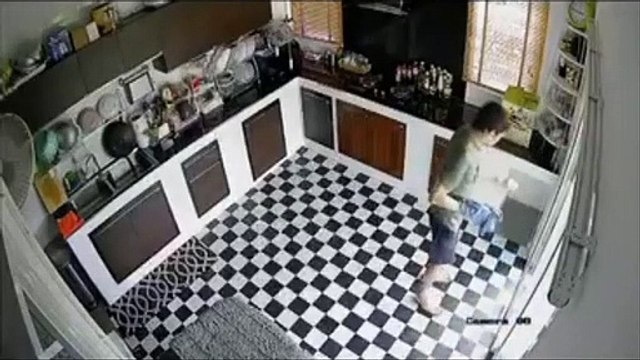 Il se prend la porte vitrée et ça pique le nez