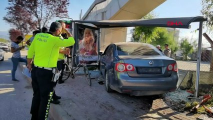 Genç sürücüden faciaya davetiye! Otomobil, otobüs durağına daldı
