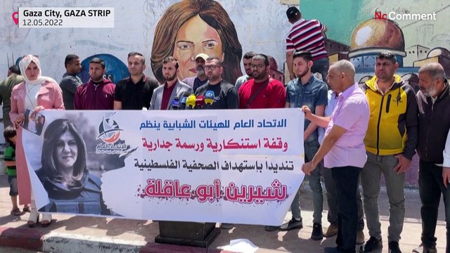 Gaza artists paint a mural in honour of slain Al Jazeera journalist