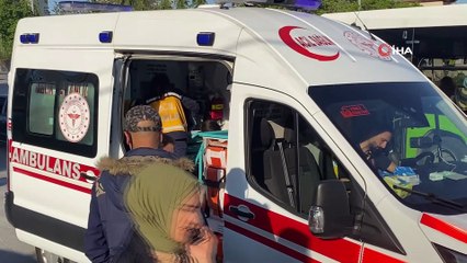 Bir anda çıktılar! Yola fırlayan çocuklara araba çarptı, yaralılar var