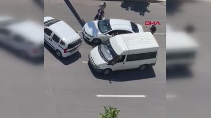 POLİSİN TAKİBE ALIP DURDURDUĞU OTOMOBİLDEN 16 KAÇAK GÖÇMEN ÇIKTI