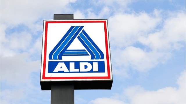 À la caisse de ce supermarché Aldi, une généreuse inconnue offre leurs courses aux clients