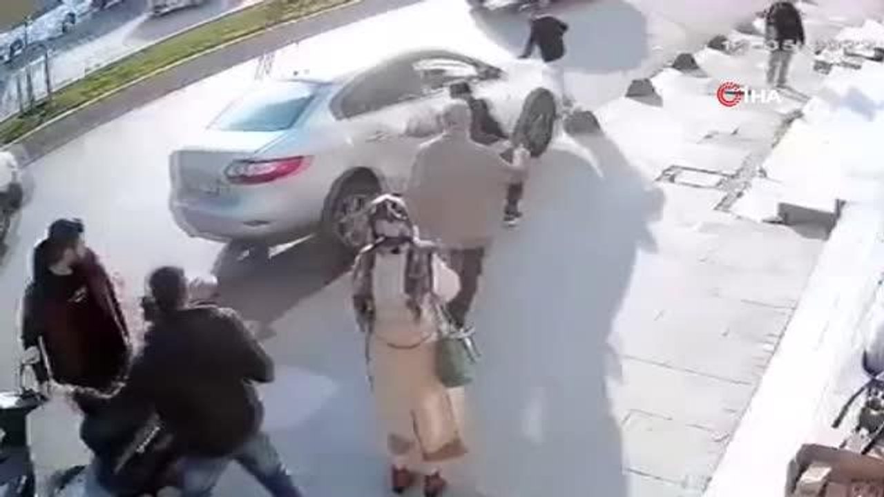 İçerisinde küçük çocuğun bulunduğu otomobilin freni boşaldı, korku dolu anlar böyle görüntülendi