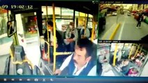 Yayanın tartıştığı otobüs şoförüne bıçaklı tehdidi kameraya yansıdı