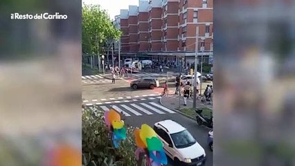 Scontro con l'auto della polizia: sette feriti