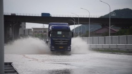 Çin'in doğusunda etkili olan sağanak yağış hayatı olumsuz etkiledi