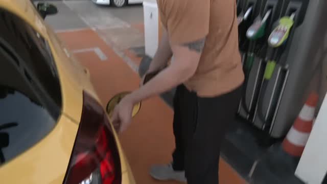 El dinero prometido por el Gobierno no termina de llegar a las gasolineras