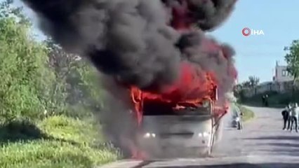 Edirne'de işçileri taşıyan minibüs alev alev yandı