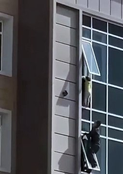 Homem salva criança pendurada em janela