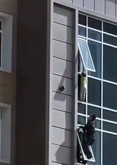 Homem salva criança pendurada em janela