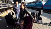 Refugiados ucranianos retornan a Kiev dispuestos a acostumbrarse a la guerra