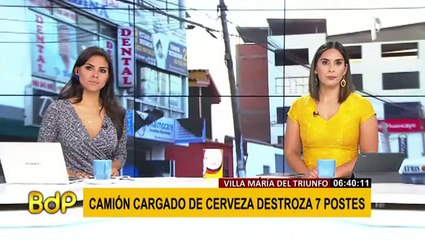 VMT: Camión cargado de cervezas choca y derriba 7 postes de telefonía
