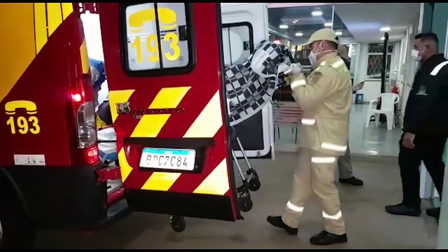 Mulher fica ferida após cair de moto na Av. Brasil cruzamento com a Av. da Fag