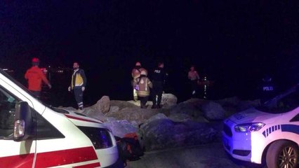 Kadıköy Sahili'nde kayalıklara düşürdüğü telefon kulaklığını almaya çalışırken sıkışan bir kişi 3 buçuk saat sonra kurtarıldı