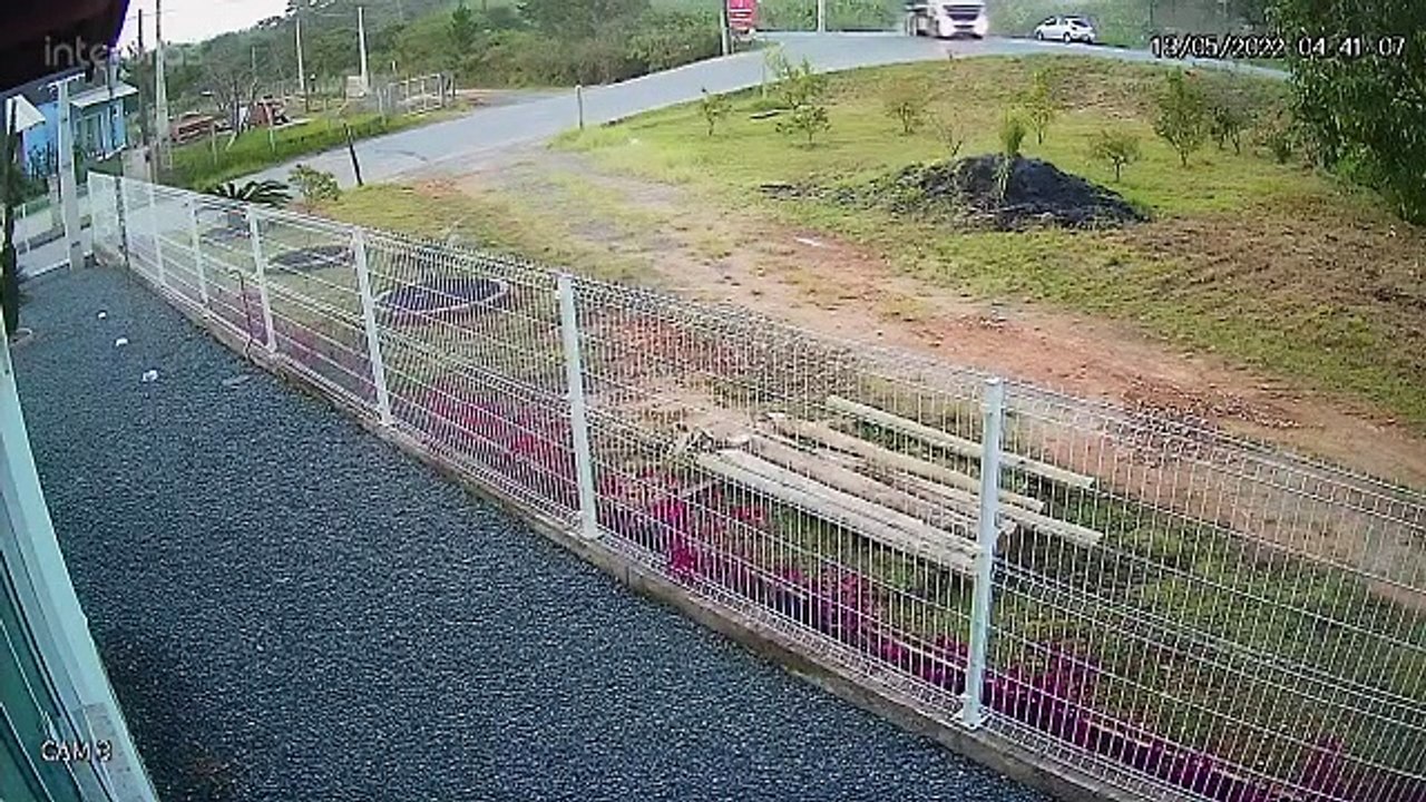 Acidente entre caminhão e carro mata motorista em Navegantes