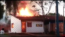 Vídeo: Novas imagens mostram casa sendo destruída pelo fogo em Cascavel