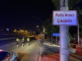 'POLİS ARACI ÇIKABİLİR' TABELASININ ALTINDA OTOMOBİL İLE MOTOSİKLETLİ POLİS KAZA YAPTI 1 POLİS YARALI
