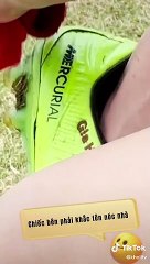 Cầu thủ Hoàng Đức khắc tên bạn gái lên giày