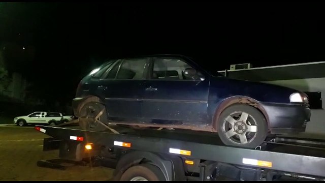 Veículo Volkswagen Gol utilizado em confronto com a polícia é levado até a delegacia
