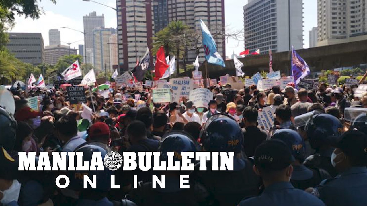 Black Friday protesters blocked by anti-riot police at CCP Complex