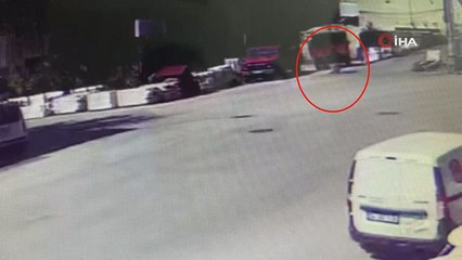 Yaşlı kadının kamyonetin altında kaldığı anlar kamerada