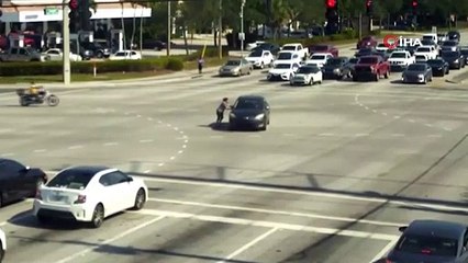 Fenalaşan sürücünün aracını vatandaşlar durdurdu! Dünya bu videoyu konuşuyor