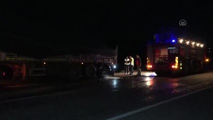 Seyir halindeki tırın lastiği yandı