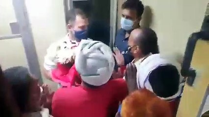 राहुल गांधी से मिलकर रेलवे कुलियों ने रोये अपने दुखड़े, बोले- 'हमें सुनने वाला कोई नहीं'