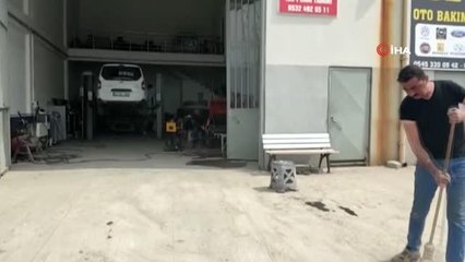 Baba-oğul kaportacılık mesleğini devam ettiriyor