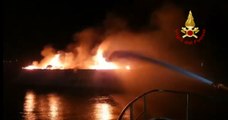 Lecce - Yacht affonda per incendio al largo di Santa Maria di Leuca, in salvo equipaggio (13.05.22)