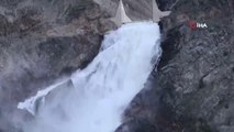 İspir'de baraj suyunun oluşturduğu şelale mest ediyor