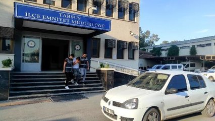 GÜNDÜZ VAKTİ YOLDA YÜRÜYEN KADININ BOYNUNDAKİ ALTIN KOLYEYİ KAPIP, KAÇTI