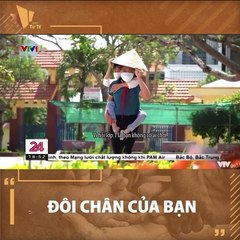 Bé gái 4 năm cõng bạn tới trường