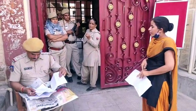 Constable Exam - कांस्टेबल भर्ती परीक्षा देने आए कई अभ्यर्थियों के निकले आंसू, जानने के लिए पढ़ें खबर