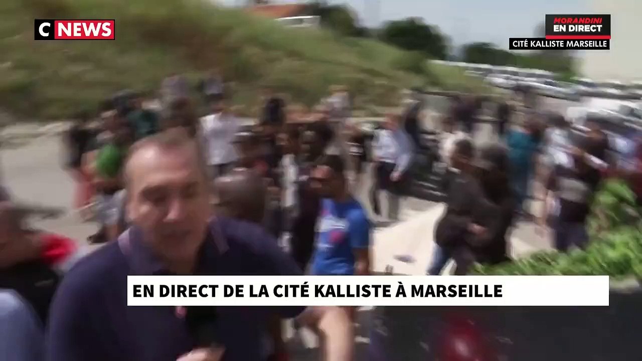 "Morandini Live" en direct de la cité Kalliste à Marseille: Contre l’avis de certains habitants, Jean-Marc Morandini entre dans un hall d’immeuble où se déroule le trafic de drogue et monte dans les étages - VIDEO