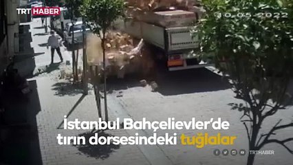 Tırdan tuğlalar devrildi, bir kişi altında kalmaktan son anda kurtuldu