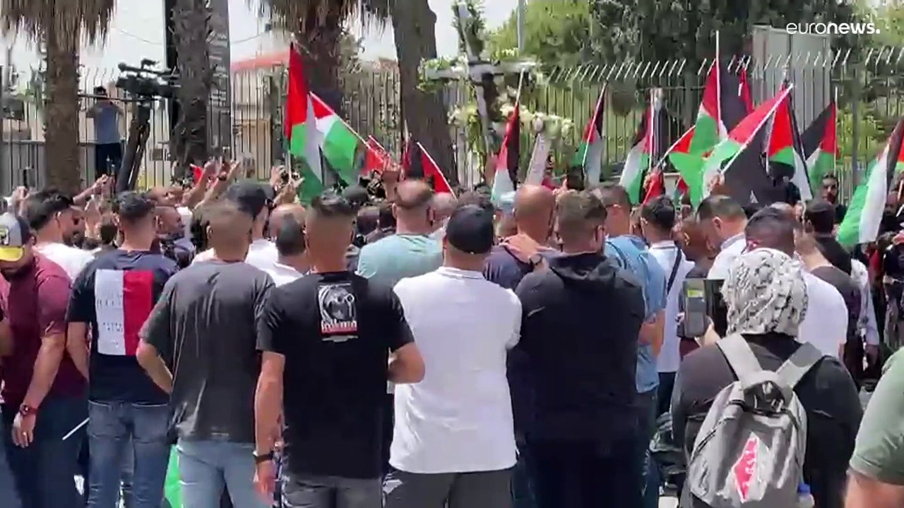 شاهد: اعتداء الشرطة الإسرائيلية على موكب مشيعي أبو عاقلة وإصابة العشرات