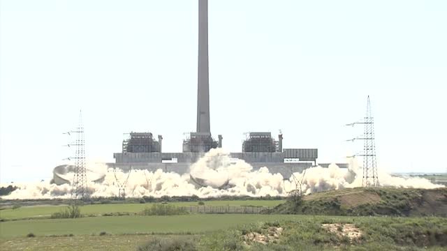 Las tres torres de la térmica de Andorra ya son historia tras su derrumbe